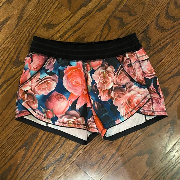 Lululemon Free Reign Short *4-way Stretch - Picture 2 of 4